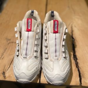 WHITE SKECHER SHOES SIZE 8